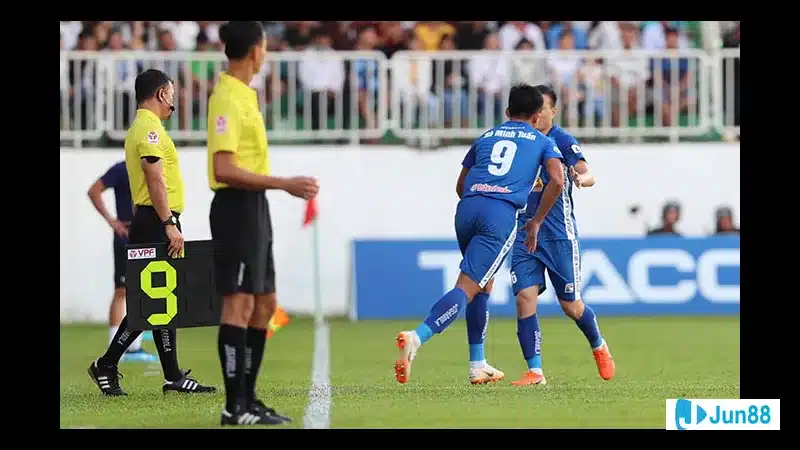 Cầu thủ Botosani vs Arges chuẩn bị cho trận đấu