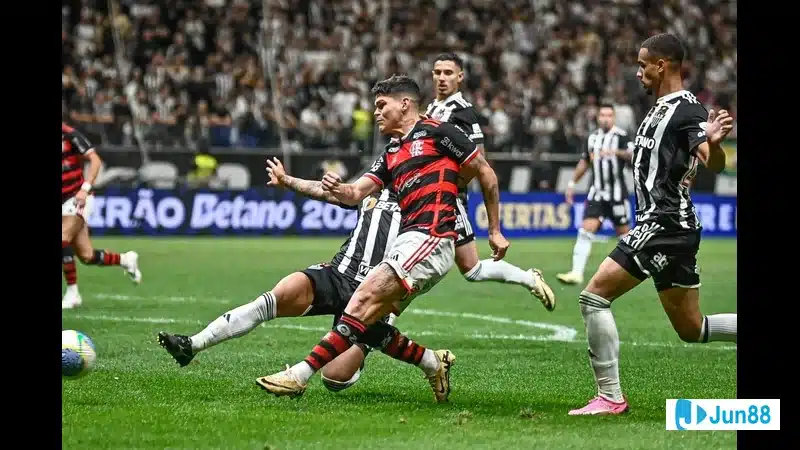 Cầu thủ Flamengo chuẩn bị cho trận đấu với Atletico Mineiro