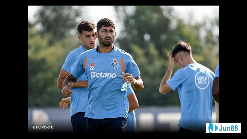 Cầu thủ Salzburg vượt qua phòng ngự của FC Porto để tạo ra cơ hội ghi bàn