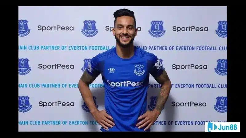 Cầu thủ Theo Walcott trong trang phục thi đấu biểu cảm tập