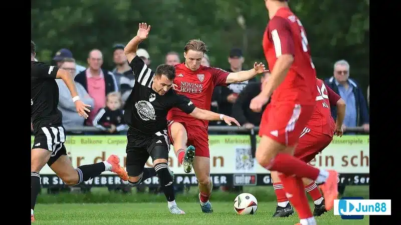 Cầu thủ Neudrossenfeld phản công nhanh khiến hậu vệ FC Coburg bất lực