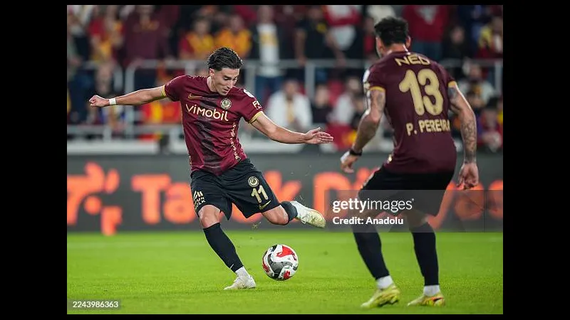 Cầu thủ đội Kasimpasa tạo ra khoảnh khắc quyết định trước hậu vệ đội Genclerbirligi.