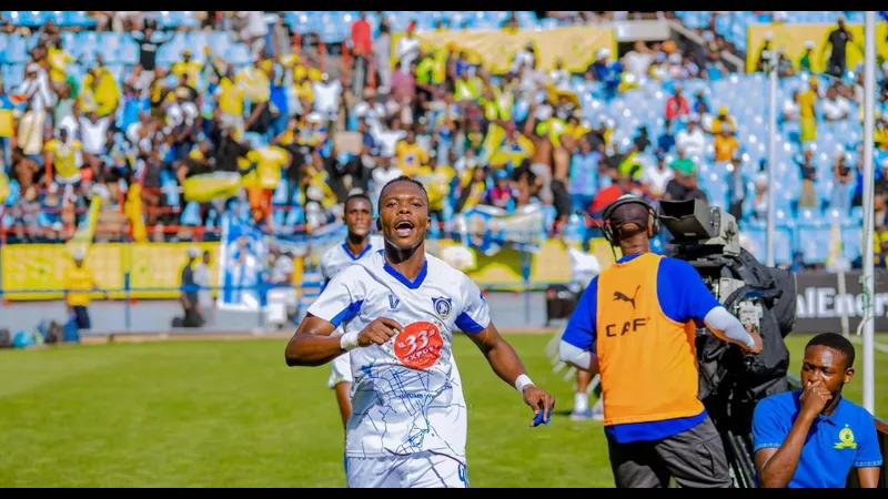 Cầu thủ của Lubumbashi Sport chạy nhanh với bóng trước sự áp đảo từ đối thủ Manika