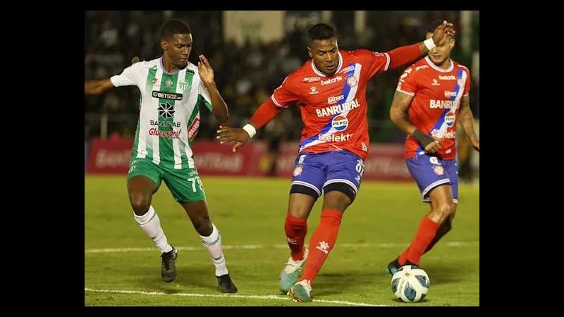 Cầu thủ của Xelaju dùng kỹ thuật qua người Antigua trong trận đấu bóng đá