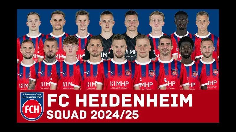Cầu thủ Heidenheim tung cú sút mạnh vào khung thành của RB Leipzig