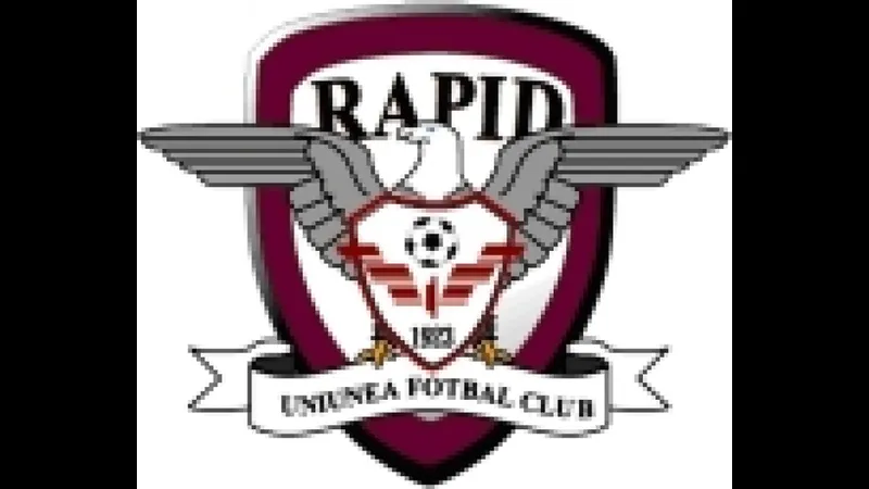 Cầu thủ Rapid Bucuresti sút bóng tấn công vào khung thành UTA Arad