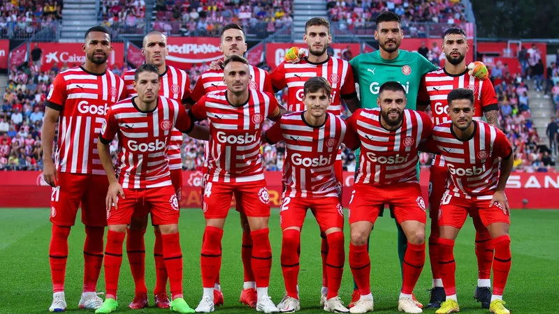 Cầu thủ Girona chạy nhanh với bóng trước Alaves
