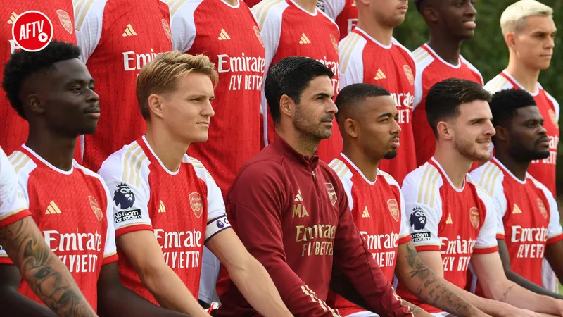 Cầu thủ Arsenal đang tiến lên phối hợp tấn công với Brentford