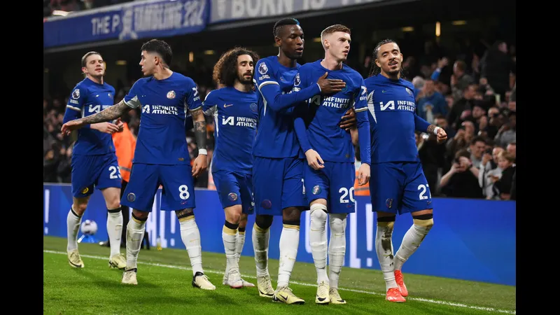 Cầu thủ Chelsea và Leeds United tranh chấp trên sân