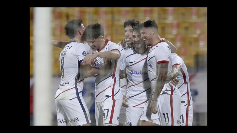 Cầu thủ Cucuta và Ind Medellin tranh chấp bóng trên sân