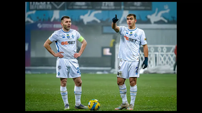Cầu thủ Dynamo Kyiv và Rukh Lviv tranh chấp trên sân