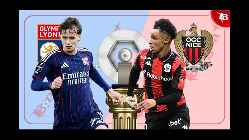 Cầu thủ Lyon và Nice tranh chấp bóng trên sân