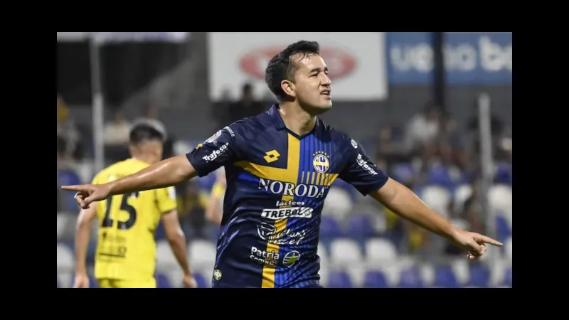 Cầu thủ của San Lorenzo và Sportivo Trinidense đang khích lệ đồng đội trên sân