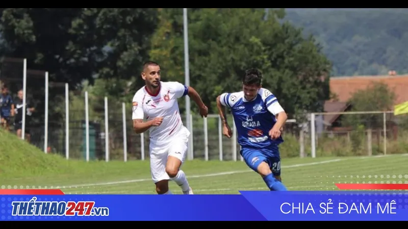 Cầu thủ của Tunari và CSC 1599 Selimbar vượt qua đối thủ để tiến thẳng vào vòng cấm