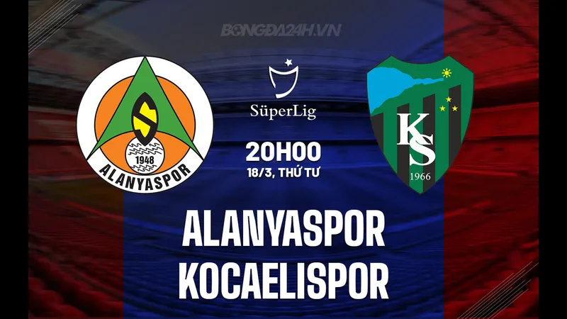 Cầu thủ Alanyaspor và Kocaelispor tranh chấp bóng trên sân
