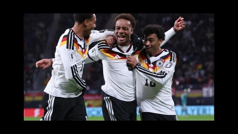 Hai cầu thủ đối đầu gay cấn trong trận đấu giữa Đức và Ghana