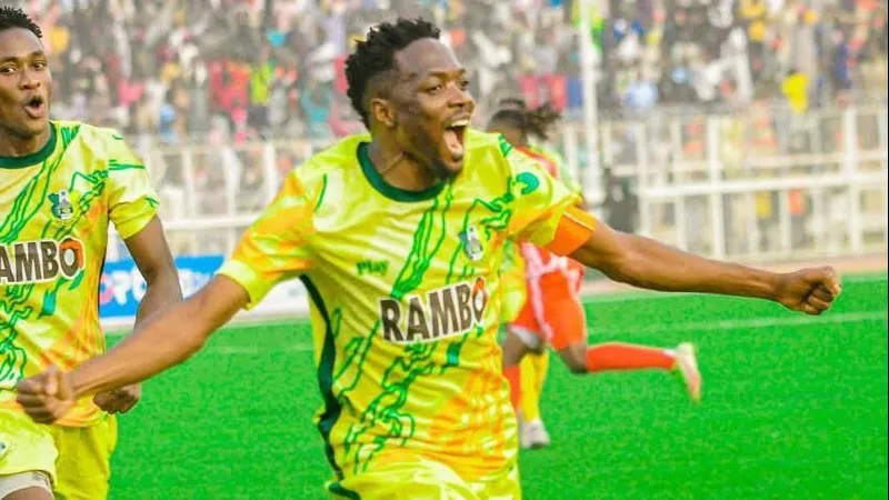 Cầu thủ Kano Pillars và Enyimba tranh chấp quả bóng trên sân cỏ