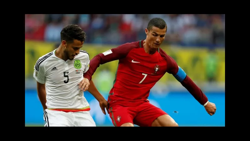 Cầu thủ Mexico và Bồ Đào Nha đối mặt trên sân cỏ