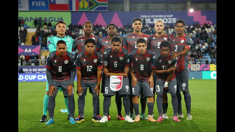 Cầu thủ New Caledonia đang cố gắng ngăn chặn tiếp cận của cầu thủ Jamaica