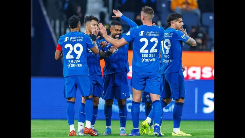 Cầu thủ Al Hilal và Damac đối mặt trên sân cỏ