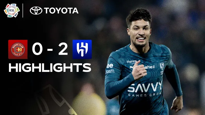 Cầu thủ Al Hilal đang tấn công mạnh mẽ trước phòng ngự của Damac