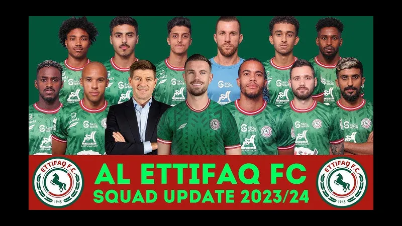 Cầu thủ Al Nassr vượt qua Al Ettifaq trong tình huống bóng đá gay cấn