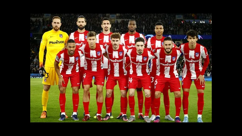 Cầu thủ Atletico Madrid và Arsenal đang tranh chấp trên sân