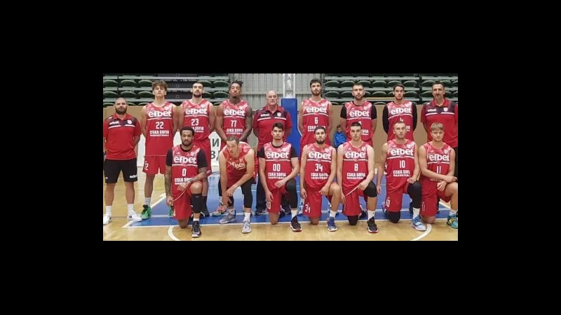 Cầu thủ CSKA Sofia và Levski Sofia tranh chấp quả bóng trên sân - Phong độ gần