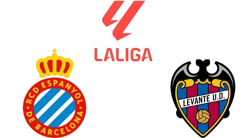 Cầu thủ Espanyol và Levante đua nhau trên sân cỏ