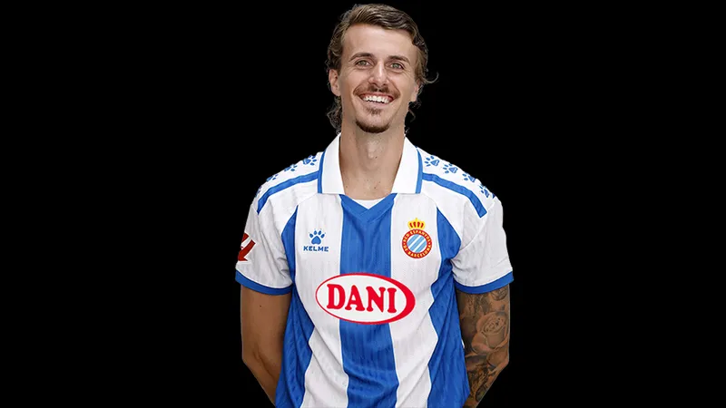 Cầu thủ Espanyol đang tranh chấp bóng với cầu thủ Levante