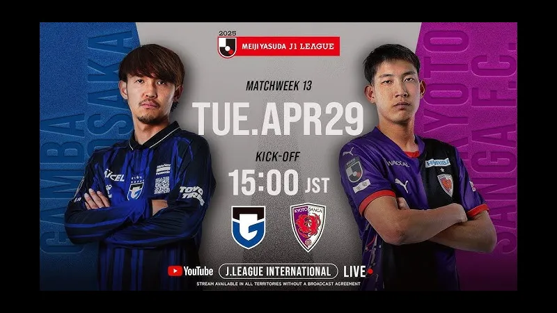 Cầu thủ Kyoto Sanga và Gamba Osaka đua tranh gay gắt trên sân