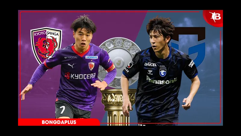 Cầu thủ Kyoto Sanga và Gamba Osaka đang tranh chấp quả bóng
