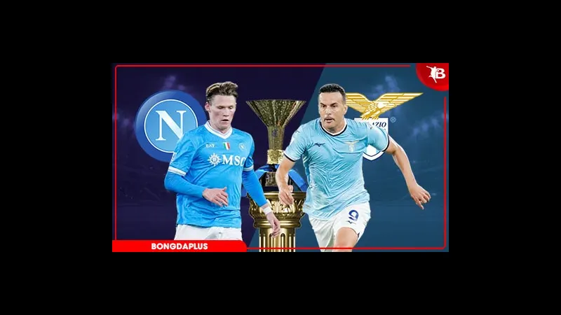 Cầu thủ Napoli và Lazio tranh chấp trên sân cỏ