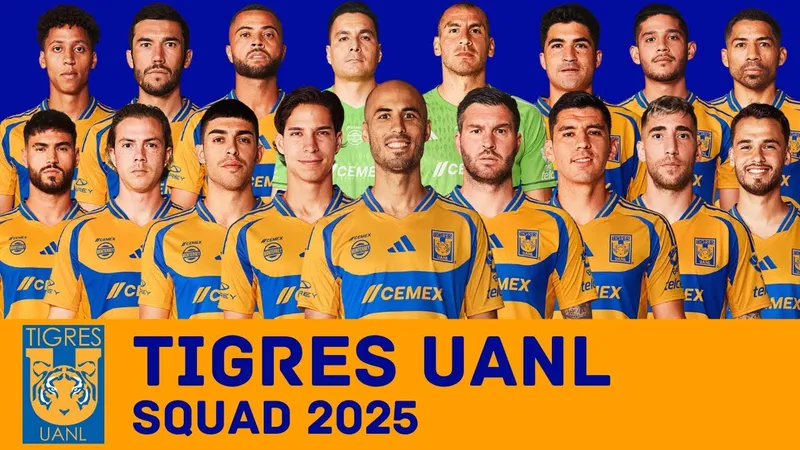 Cầu thủ Nashville và Tigres UANL tranh chấp bóng trên sân cỏ