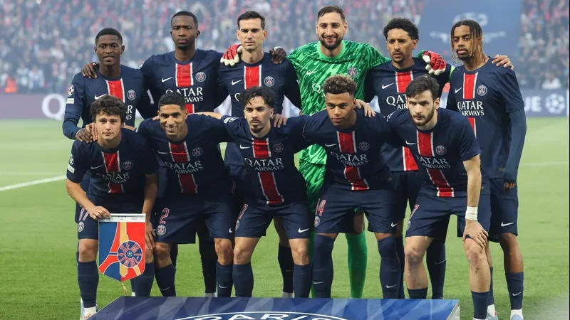 Cầu thủ PSG bật cao để tranh chấp bóng với cầu thủ của Bayern Munich