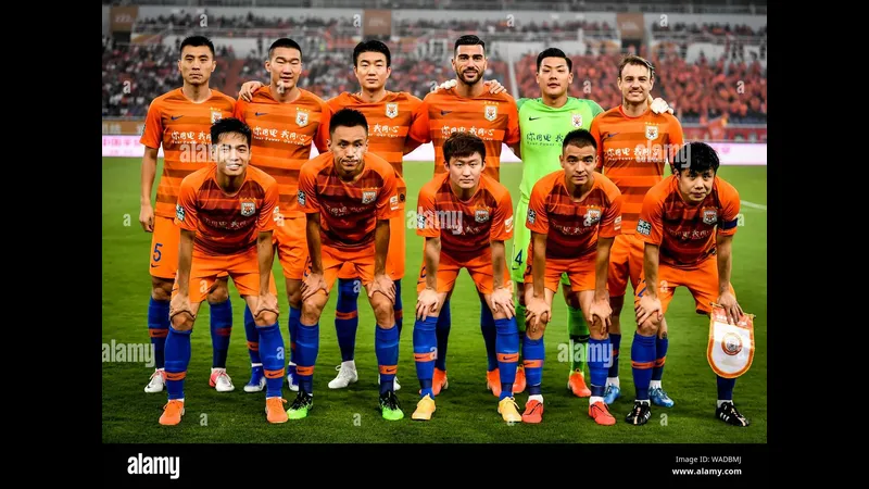 Cầu thủ Shandong Taishan và Shanghai Port tranh chấp bóng trên sân